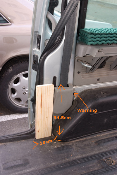 [20071125_155127_Kangoo.jpg]
Central/lateral support board. It's held in place only by a groove at the bottom and a rail on top, screwed underneath the board. Note that the seat belt boxes, unlike the front ones, come off easily. The plastic support beams are visible on the right. You need to slide the board underneath.