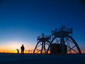 Emanuele below the ConcordiAstro platform, shortly before the return of the sun