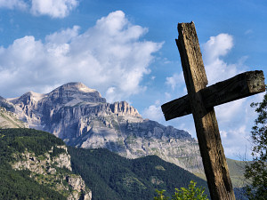 The millennia-old church of Mère Eglise dominating the view before the Obiou