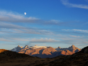 The Écrins range under the moon, starting with the Meije on the very left, as seen from the Lac Fourchu under the Taillefer