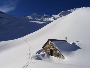 Snow covered hut below the Rochail