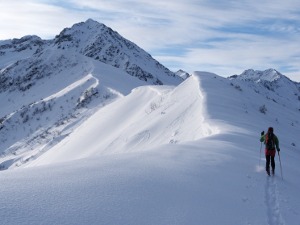 Skiing the ridge towards the Grands Moulins