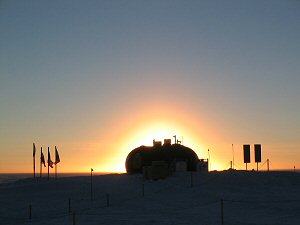 The Aastino scientific container in the sunset at Concordia