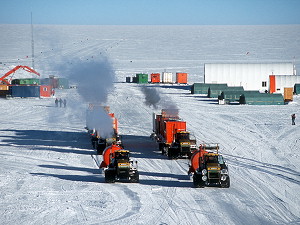 [ArrivalInLine1.jpg]
The traverse reaching Dome C