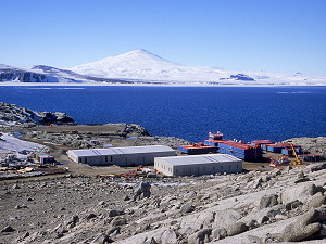 Mario Zuchelli Station and the Mt Melbourne volcano