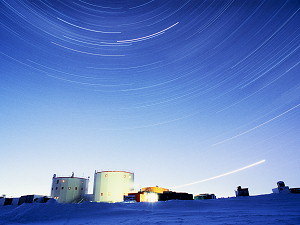 Stars rotating above Concordia during a long exposure