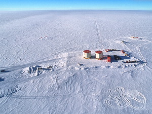 [HighPlateauConcordia4.jpg]
Concordia station at Dome C