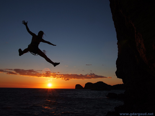 [20081008_173600_HangJenny_.jpg]
Sunset dive off the cliff (best time to feed the sharks !