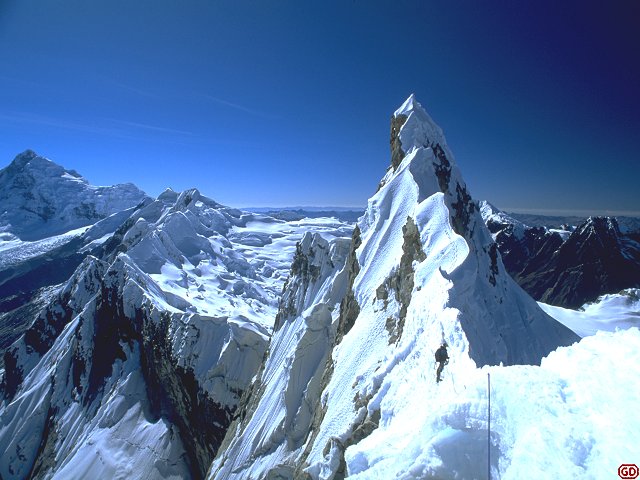 [CashanSummit.jpg]
The traverse is about 200m (here Vincent leading it), with holes underfoot and the summit is further protected by an overhanging snow mushroom. Sorry, too hairy for us. We stopped 50m short of it.