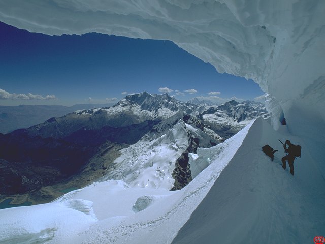 [ToclaSerac.jpg]
Going down underneath the seracs on the normal route of Toclaraju (6035m).