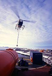 DdU011 - Unloading the Astrolabe with the help of a helicopter