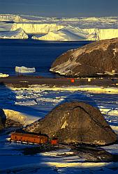 DdU026 - The old missile hall, the airstrip and the Astrolabe glacier