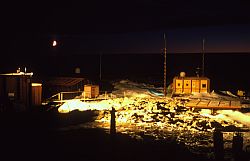 DdU_WinterDark - Dumont d'Urville in the heart of the dark Antarctic winter
[ Click to go to the page where that image comes from ]