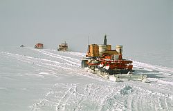 DomeC_TraverseSodar - Traverse leaving Dome C with Sodar antenna, 1998