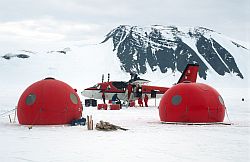 TNB_Domes - Survival tent domes on the way to Dome C