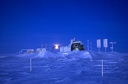 AastinoDarkNight2 - The Aastino shelter during the polar night.