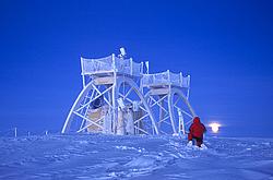 AstroShelterFullMoon2 - The astronomy platform with a raising full moon.