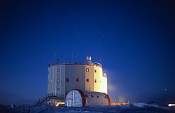 ConcordiaDarkNight5 - Night above Concordia station.