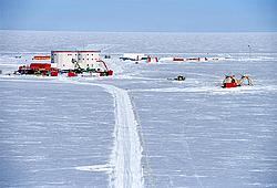 CranesConstructionFromMast - Cranes in action at Concordia, seen from a distance.