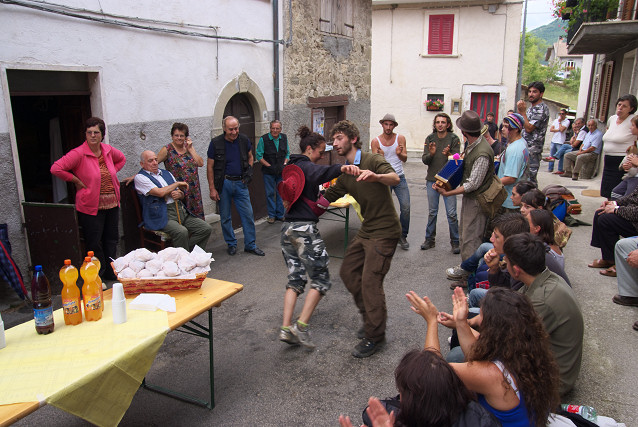 [20090804_102818_Vetozza.jpg]
In the small village of Vetozza, the 'solcatori' are given breakfast, and can even pull off a dance if they still have the energy.