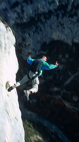 [BaseVerdon01.jpg]
Base jumper off the Verdon.