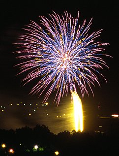 [Fireworks2.jpg]
4th of July fireworks above Fort Collins.