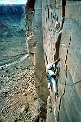 MosesPlaceCam - Placing cams on pitch 3 traverse of Primrose dihedral, Moses tower, Utah