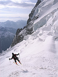 20060505_0011281_PelvouxDescent_ViolettesGlacier_ - Jumping between crevasses and seracs down the Violettes glacier, Oisans.
[ Click to go to the page where that image comes from ]