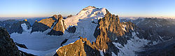 20060710-21-EcrinsPano - Evening sunlight on the panorama of Barre des Ecrins from the summit of Roche Faurio, Oisans.
[ Click to go to the page where that image comes from ]