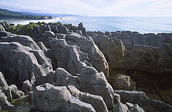 PunakaikiPancakeRocks - Pancake rocks at Punakaiki, NZ.