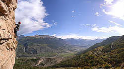 20061014-PonteilAgoTBPano_ - Climber on the traverse of the 5th pitch of Yakafaucon, Ponteil, near Briançon. 
[ Click to go to the page where that image comes from ]