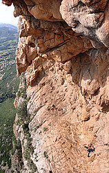 20061111-GozziPecheVenielRoofVPano_ - Under the large roof dominating the cliff of Gozzi.
[ Click to go to the page where that image comes from ]