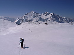 20070407-104444_UpGalbert - Long flat climb up the Grand Galbert, with the Taillefer in the background.