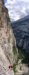 20070630-GriffesLuciferVPano_ - On the upper flint slabs of Lucifer. The Souloise pass is visible far below.
[ Click to go to the page where that image comes from ]
