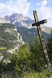 20070701_082206_MereEglise - A not-so-old cross facing the Obiou, Devoluy.
[ Click to go to the page where that image comes from ]