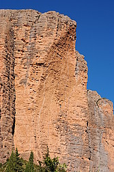 20071031_162432_Riglos - The clearly overhanging headwall fo the Visera.
[ Click to go to the page where that image comes from ]