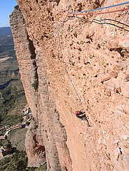 20071101-121343_RiglosZulu - Climbing the overhanging Zulu at Riglos.