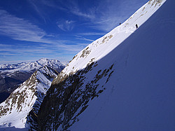 20080302_160451_MuraillettePeyronDescent - Just below the summit of the Muraillette is this exposed traverse: a layer of 45° crust with 50cm of powder snow underneath and random rocks sticking out. All this fun with a 50m cliff right underneath...
[ Click to download the free wallpaper version of this image ]