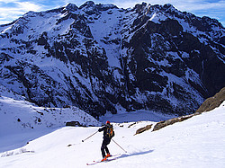 20080302_162753_DrayeEmbernardDescent - Skiing down from Muraillette.