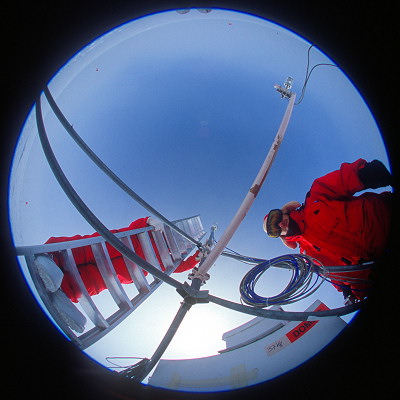 [CR23assemblyFE.jpg]
Installing the Meteoflux mast. I find that the eye takes a while to get used to circular images such as this one, that's why I grouped them together before showing the straightened and unrolled versions.