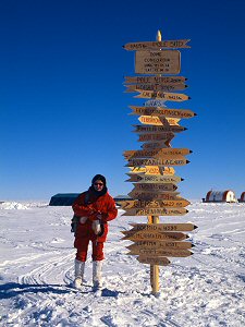 Distance pole at Dome C