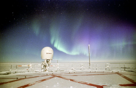 [AuroraRoofLow07.jpg]
The aurora changes quickly and silently position.