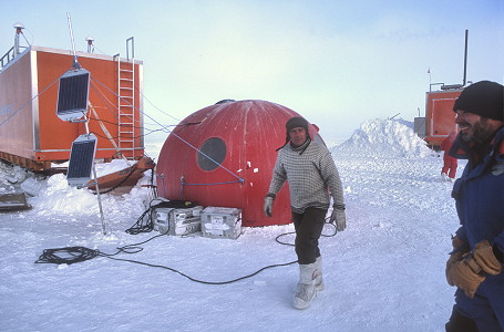 [TalosDome-FieldCamp.jpg]
Part of the field camp installed at Talos Dome: a few trailers brought by a Traverse.