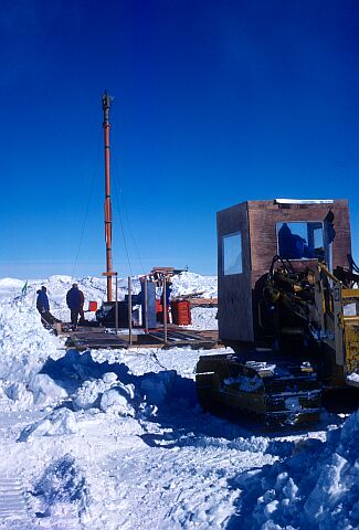 [Cappelle055.jpg]
Installing the mast of the ice drill.