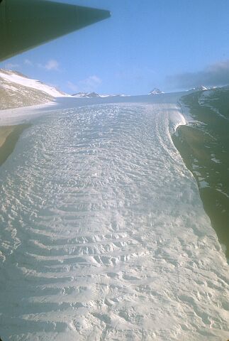 [Cappelle101.jpg]
In the Dry Valleys: glacial tongue coming down from the inlandsis towards the bottom of the valley. Height of the ice: 30 to 50 meters.