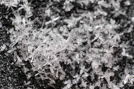 [05-08-02a-SnowCrystals.jpg]
Deposited snow crystals, combination of bullets in the mm range (photo Roberto).