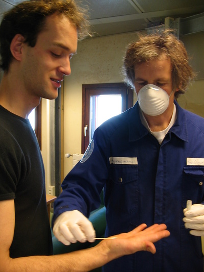 [20050329_03_HandSwab.jpg]
Roberto passing a swab on Pascal's hand to grab bacterias.