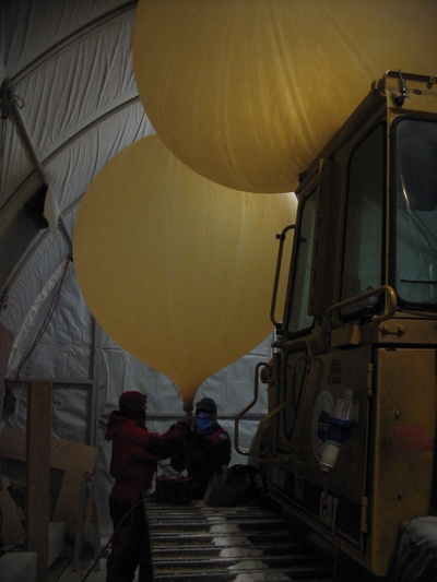 [20050414_10_DoubleBalloons.jpg]
Inflating a weather balloon inside the cramped garage space.