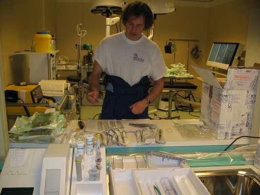[20050426_06_MedicalRoom.jpg]
Roberto sorting tools in the surgery room.