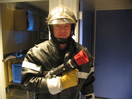 [20050428_24_Firemen.jpg]
Steph 'Bond' armed with the hose.